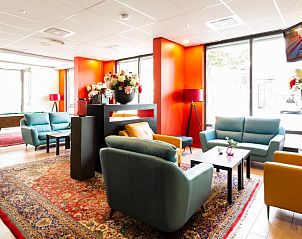 Lichte lounge met comfortabele zitjes in Bastion Hotel Maastricht Centrum, vakantieverblijf in Zuid Limburg.