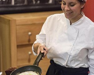 Chef bereidt ontbijt in Bastion Hotel Maastricht Centrum, vakantieaccommodatie in Maastricht, Limburg.