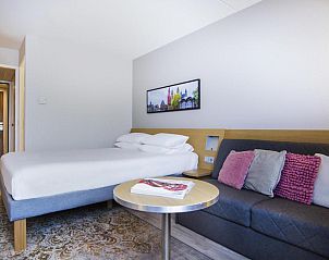 Ruime zithoek in de slaapkamer van Novotel Maastricht vakantieappartement.