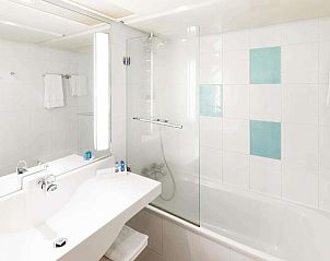 Luxe badkamer met bad en douche in Novotel Maastricht accommodatie.