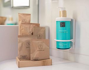 Verzorgingsproducten in de badkamer van Novotel Maastricht accommodatie.