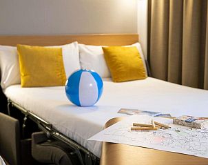 Speelse details in de familiekamer van Novotel Maastricht hotel.