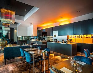 Stijlvol restaurant in Derlon Hotel Maastricht, vakantieappartement in Maastricht, Zuid Limburg, met sfeervolle verlichting.