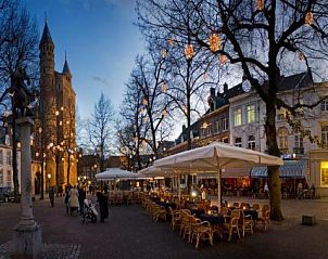 Sfeervol plein bij Derlon Hotel Maastricht, vakantieappartement in Zuid Limburg, Maastricht, met terras en avondverlichting.