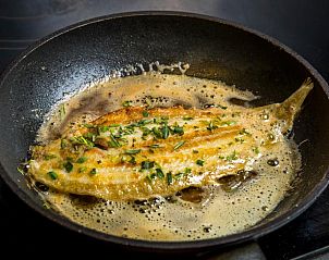 Versgebakken visgerecht in Derlon Hotel Maastricht, vakantieappartement in Maastricht, Zuid Limburg, met kruidenboter.