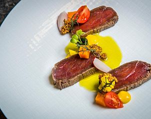 Fijnproeversgerecht in restaurant van Derlon Hotel Maastricht, vakantieappartement in Maastricht, Zuid Limburg, met vlees en groenten.