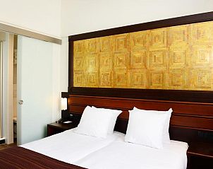 Stijlvolle slaapkamer met ensuite badkamer in Amrth Hotel DuCasque, Maastricht.