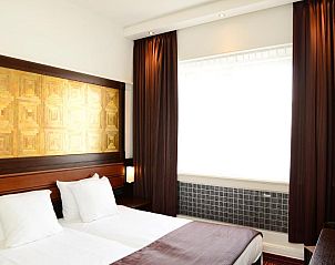 Ruime en lichte slaapkamer in Amrth Hotel DuCasque, gelegen in het historische Maastricht.