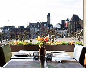 Dineren met uitzicht op het plein in Amrth Hotel DuCasque, Maastricht.