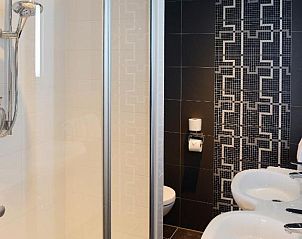 Stijlvolle badkamer in Amrth Hotel DuCasque, Maastricht, met moderne tegels.