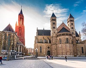 Centraal plein in Maastricht met uitzicht op Amrth Hotel DuCasque, Zuid Limburg.