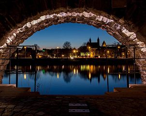 Verlichte brug over de Maas in Maastricht, dichtbij Amrth Hotel DuCasque, Zuid Limburg.