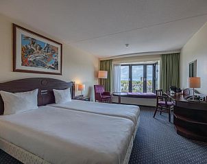 Comfortabele kamer met uitzicht in Amrth Grand Hotel de lEmpereur, Maastricht, perfect voor een ontspannen vakantie.