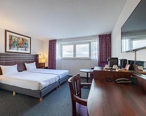 Stijlvolle kamer met werkruimte in Amrth Grand Hotel de lEmpereur, Maastricht, ideaal voor vakantiegangers.