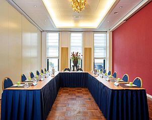 Moderne vergaderruimte in Amrth Grand Hotel de lEmpereur, Maastricht, perfect voor zakelijke evenementen.
