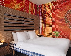 Moderne slaapkamer met kleurrijke muur in Designhotel Maastricht, Limburg.
