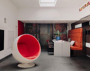 Unieke lounge met moderne inrichting in Designhotel Maastricht, Limburg.