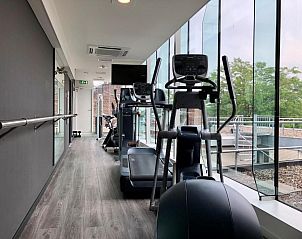 Fitnessruimte met uitzicht in Designhotel Maastricht, vakantieappartement in Limburg.