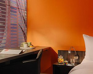 Werkruimte met oranje muur in Designhotel Maastricht, Zuid Limburg.