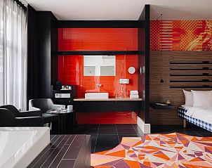 Moderne kamer met open badkamer in Designhotel Maastricht, Limburg.