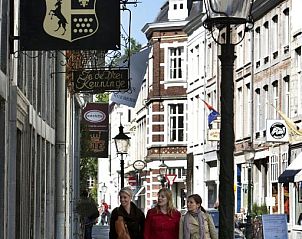 Historische straat in Maastricht nabij Designhotel Maastricht, Limburg.