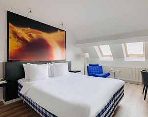 Lichte kamer met dakramen in Designhotel Maastricht, vakantieappartement in Limburg.