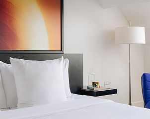 Stijlvol ingerichte kamer met kunstwerk in Designhotel Maastricht, Zuid Limburg.