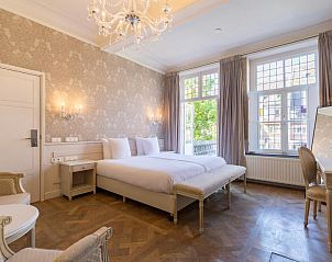 Luxe slaapkamer met kroonluchter in Hotel Bigarr Maastricht Centrum, vakantieappartement in Maastricht.