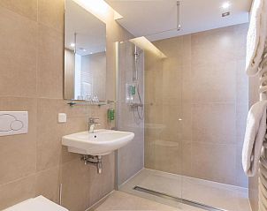 Stijlvolle badkamer met inloopdouche in Hotel Bigarr Maastricht Centrum, vakantieappartement in Limburg.