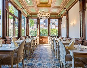 Lichte eetzaal met grote ramen in Hotel Bigarr Maastricht Centrum, vakantieappartement in Zuid Limburg.