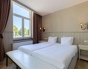 Slaapkamer met uitzicht in Hotel Bigarr Maastricht Centrum, vakantieverblijf in Limburg.