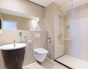 Moderne badkamer met glazen douche in Hotel Bigarr Maastricht Centrum, vakantieappartement in Maastricht.