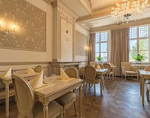 Elegante eetzaal met kroonluchter in Hotel Bigarr Maastricht Centrum, vakantieverblijf in Zuid Limburg.