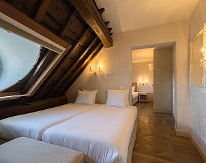 Unieke slaapkamer met houten balken in Hotel Bigarr Maastricht Centrum, vakantieverblijf in Limburg.