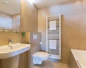 Moderne badkamer met ligbad in Hotel Bigarr Maastricht Centrum, vakantieappartement in Maastricht.