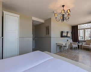 Ruime kamer met zithoek in Hotel Bigarr Maastricht Centrum, vakantieappartement in Maastricht.