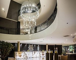Imposante lobby van Hotel Van der Valk Maastricht, Zuid Limburg met prachtige kroonluchter.
