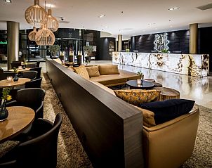 Comfortabele lounge in Hotel Van der Valk Maastricht, Zuid Limburg met uitnodigende sfeer.