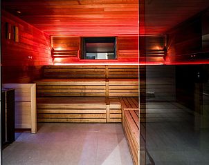 Houten sauna in Hotel Van der Valk Maastricht, Zuid Limburg met sfeervolle verlichting.