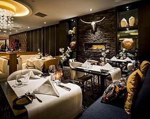 Intieme eetruimte in Hotel Van der Valk Maastricht, Zuid Limburg met sfeervolle ambiance.