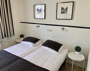 Sfeervolle slaapkamer in Hotel de la Bourse, Maastricht, ideaal voor een ontspannen verblijf in Zuid Limburg.