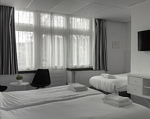 Ruime kamer met veel natuurlijk licht in Hotel de la Bourse, vakantieappartement in Maastricht, Limburg.