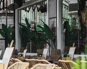 Gezellig terras bij Hotel de la Bourse, perfect voor een drankje in Maastricht, Zuid Limburg.