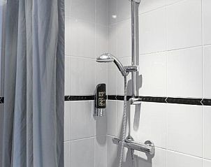 Moderne badkamer met douche in Hotel de la Bourse, comfortabel verblijf in Maastricht, Limburg.