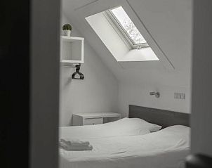 Knusse slaapkamer met dakraam in Hotel de la Bourse, vakantieappartement in Maastricht, Zuid Limburg.