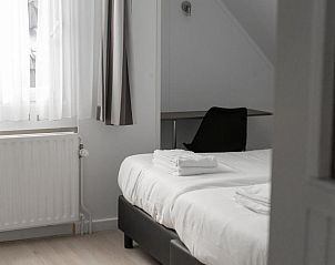 Lichte slaapkamer met werkruimte in Hotel de la Bourse, ideaal voor een verblijf in Maastricht, Zuid Limburg.