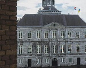 Uitzicht op het historische stadhuis vanuit Hotel de la Bourse, centraal in Maastricht, Limburg.