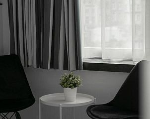 Zithoek met uitzicht in Hotel de la Bourse, perfect voor ontspanning in Maastricht, Limburg.