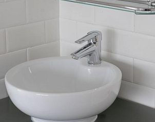 Moderne wastafel in de badkamer van Hotel de la Bourse, geniet van comfort tijdens uw verblijf in Maastricht, Zuid Limburg.