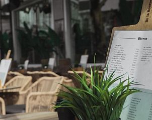 Buitenterras met menukaart in Hotel de la Bourse, geniet van de sfeer in Maastricht, Zuid Limburg.